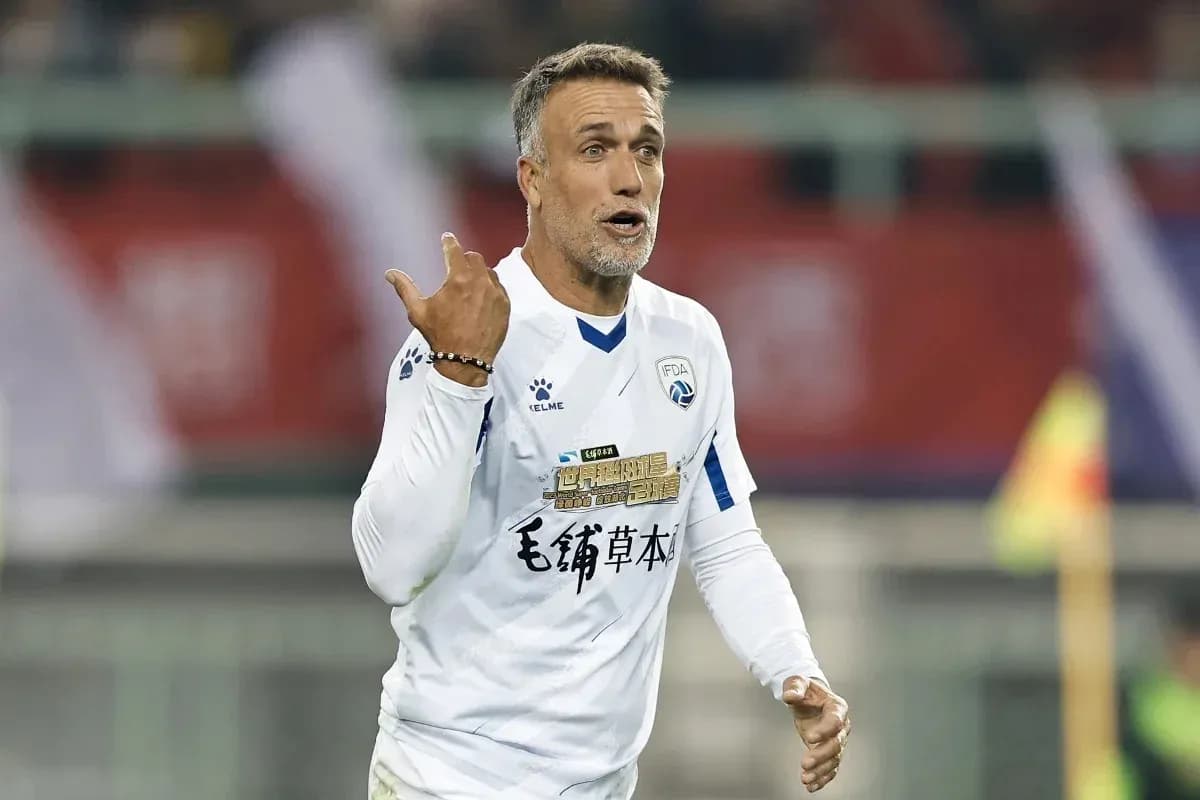 Futbolchi maydonda harakat qilmoqda