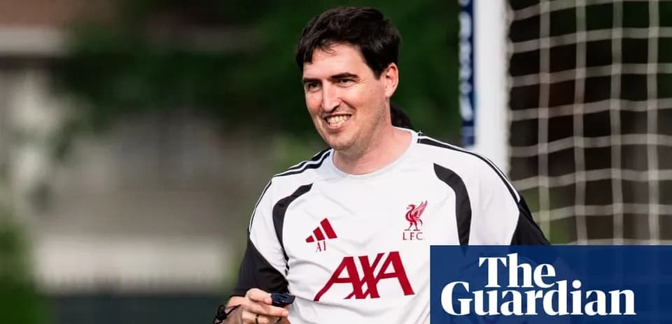 Murabbiy LFC formasi bilan mashg'ulotda