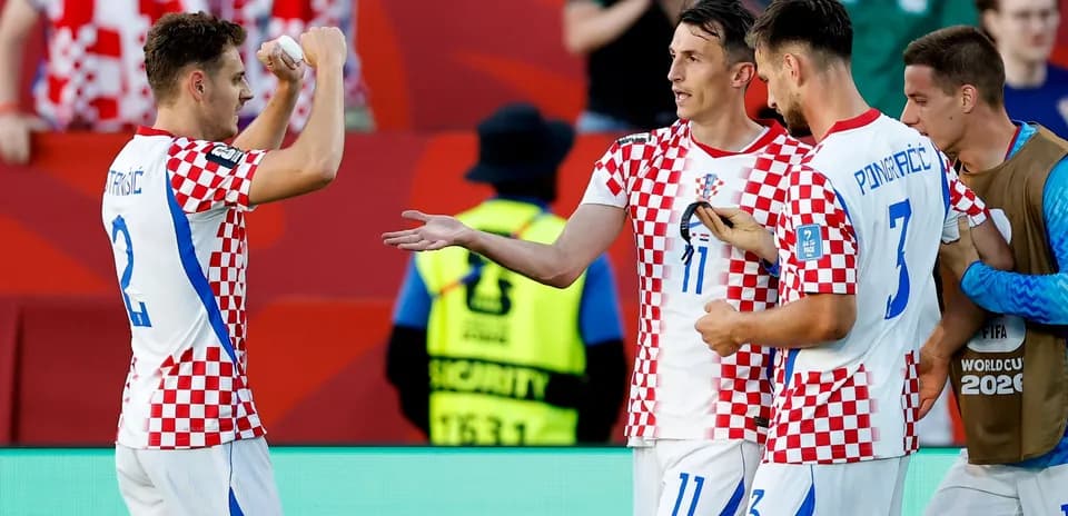 Himoyachilar gollarini nishonlayotgan Xorvatiya futbolchilari