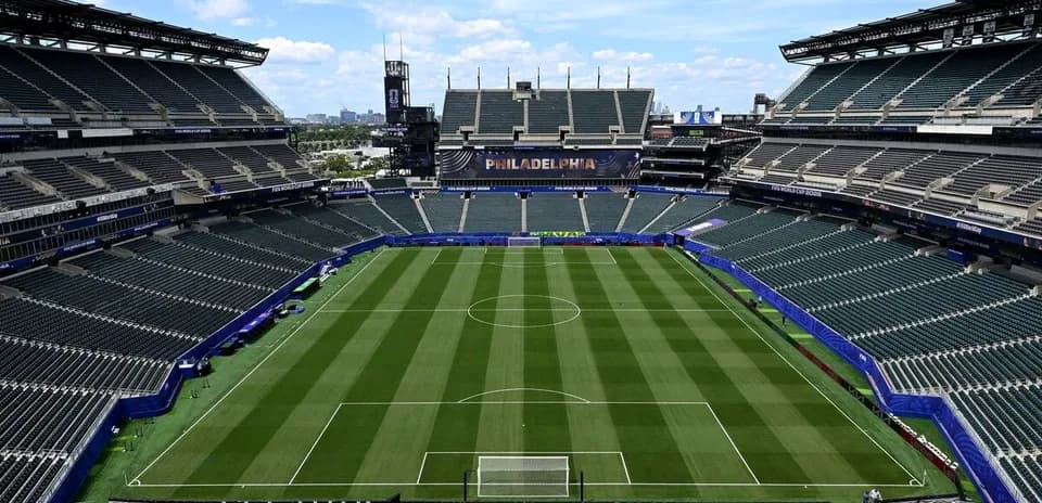 Bo'sh stadion, futbol maydoni va tomoshabin joylari