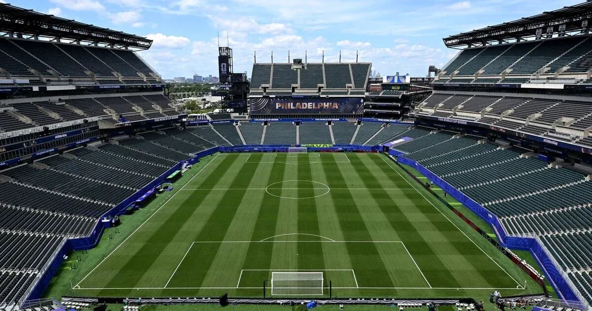 Bo'sh stadion, futbol maydoni va tomoshabin joylari
