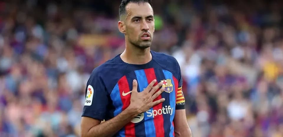 Futbolchi stadionda qo'lini ko'kragiga qo'ygan