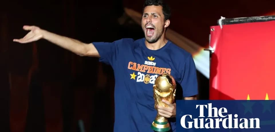 Futbolchi jamoa bilan chempionlik kubogini ko'tarayotgan