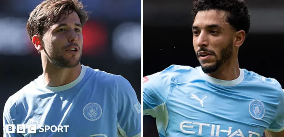 Ikki futbolchi Manchester City formasida maydonda