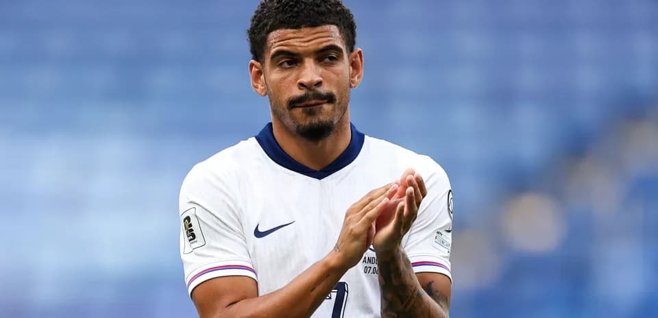 Futbolchi maydonda qo'llarini chalqanib turibdi