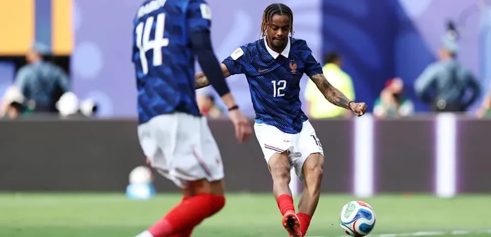 Fransiya futbolchisi to'pni zarba berayotgan payt