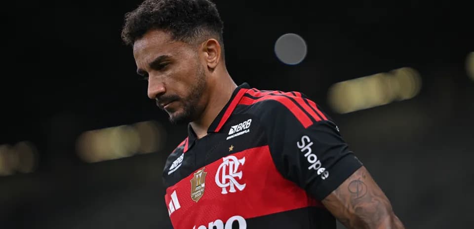 Futbolchi Flamengo formasi bilan maydonni tark etmoqda