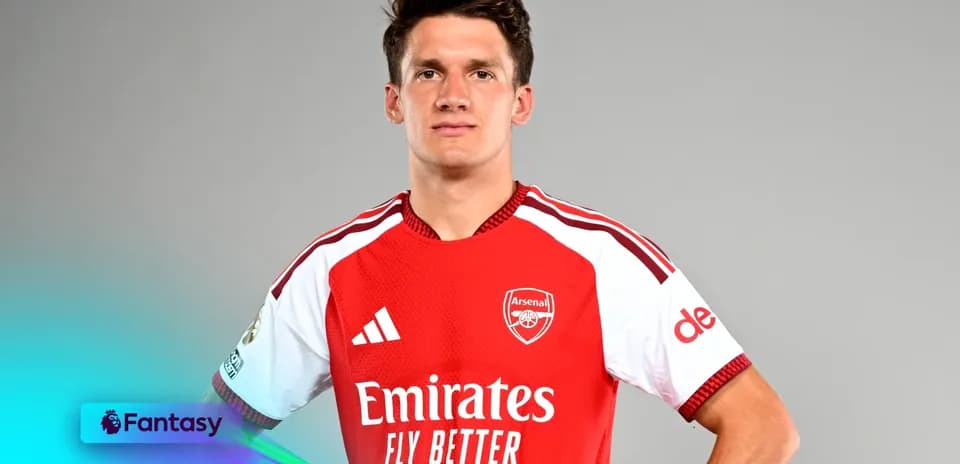 Futbolchi Arsenal formasi bilan to'liq suratda