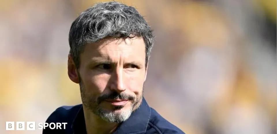 Futbol murabbiyi o'yin maydonida