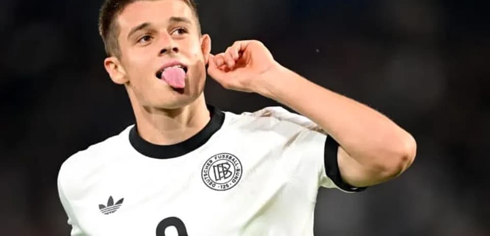 Futbolchi to'pni urishdan oldin tilini chiqaradi