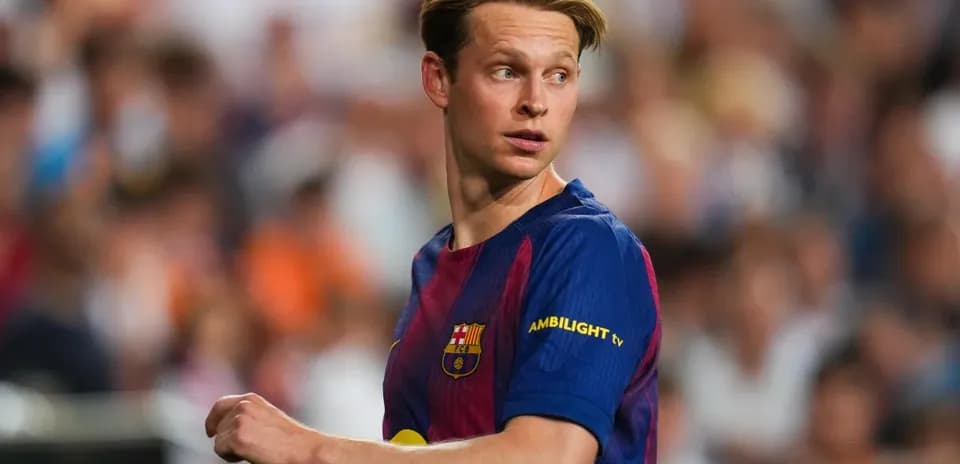 Frenkie de Jong in FC Barcelona kit during match