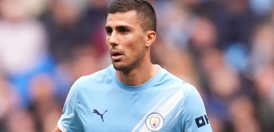 Futbolchi Manchester City formasida o'yin o'tkazmoqda