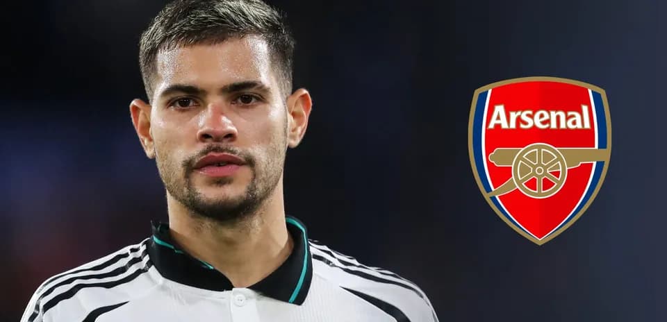 Futbolchi Arsenal logosi bilan yaqin rejimda