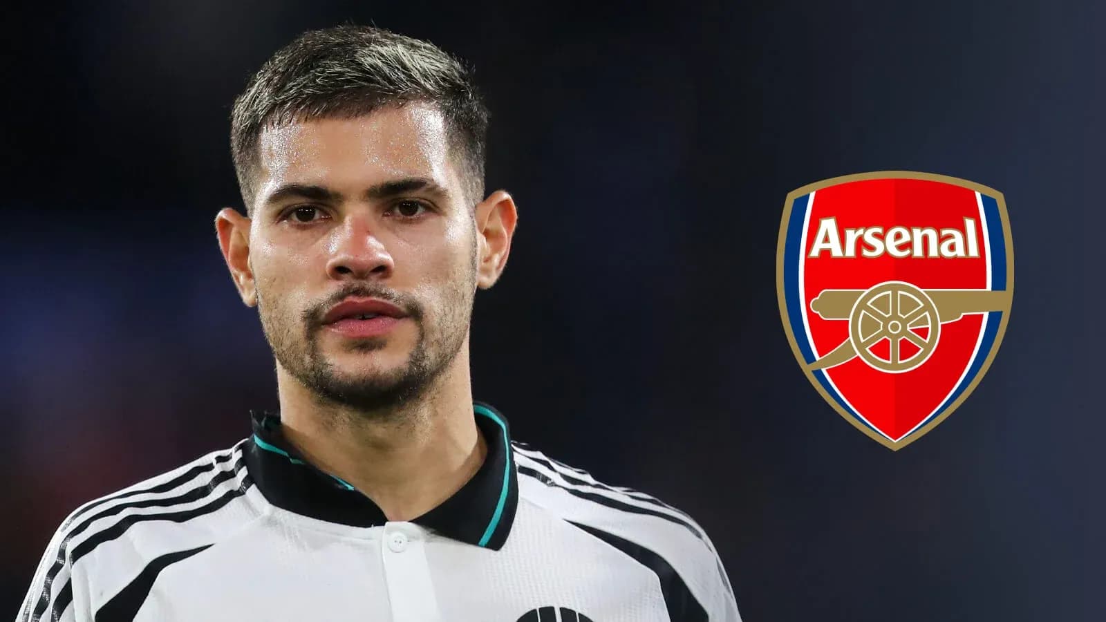 Futbolchi Arsenal logosi bilan yaqin rejimda