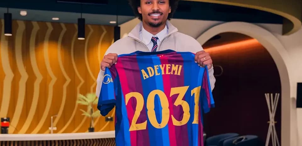 Futbolchi Adeyemi yangi forma bilan turibdi