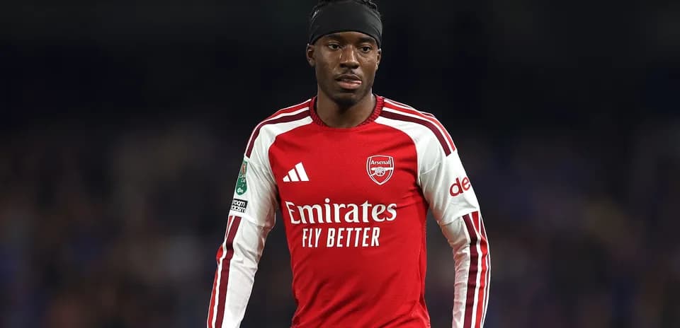 Futbolchi Arsenal formasi bilan maydonda yurmoqda