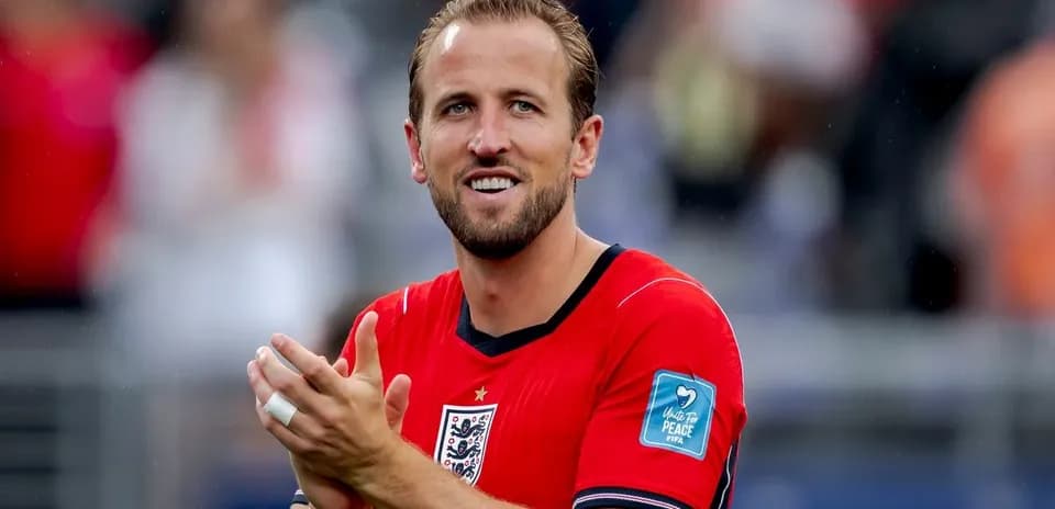 Futbolchi Harry Kane stadionda qo'llarini qarsak chalmoqda