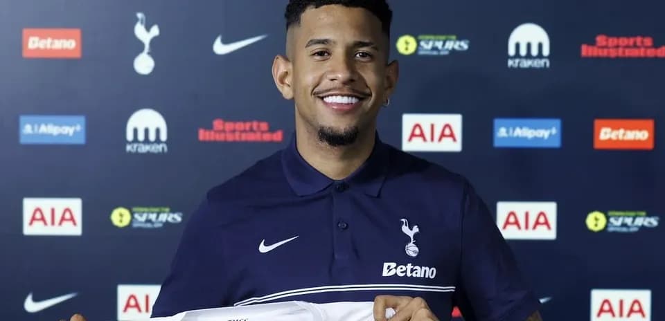 Futbolchi yangi forma bilan intervyu bermoqda