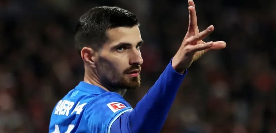 Futbolchi maydonda qo'l harakati bilan belgilamoqda