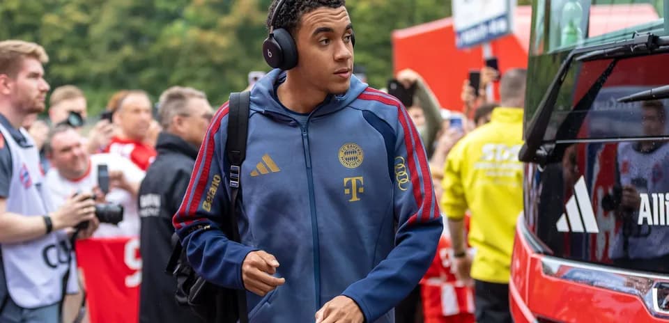 Futbolchi Bayern Munich avtobusiga yaqinlashmoqda
