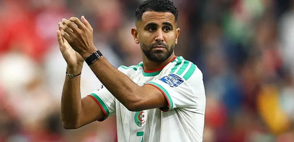 Futbolchi raqiblariga qo'l silamoqda
