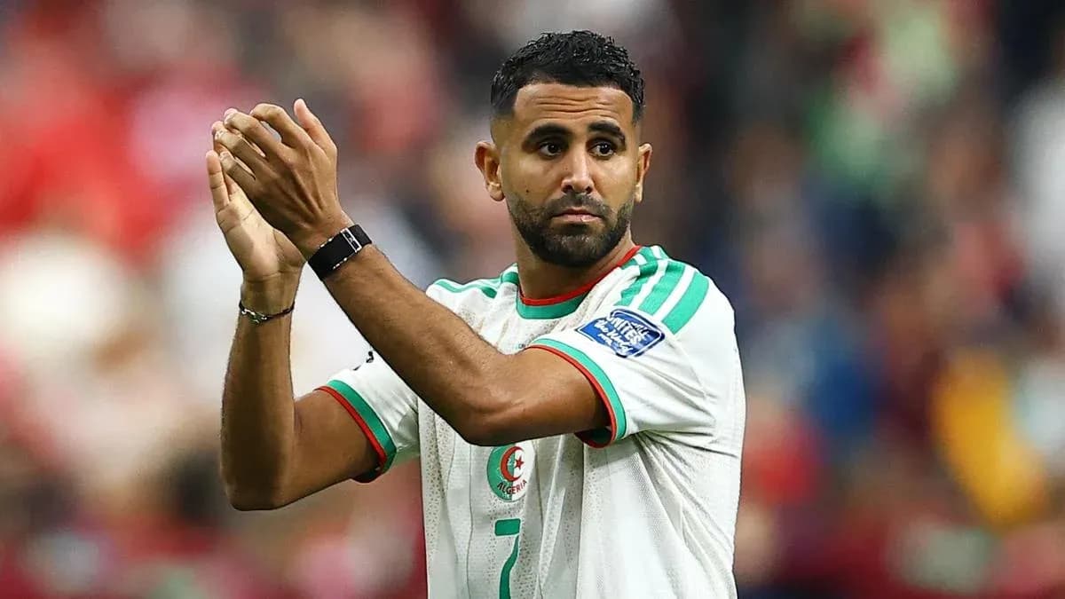 Futbolchi raqiblariga qo'l silamoqda