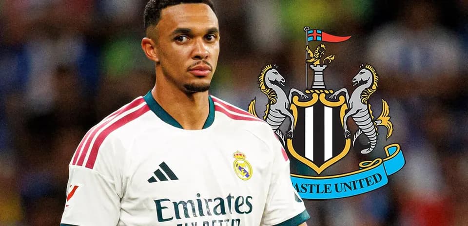 Futbolchi Real Madrid formasida, Newcastle United emblemasi orqasida