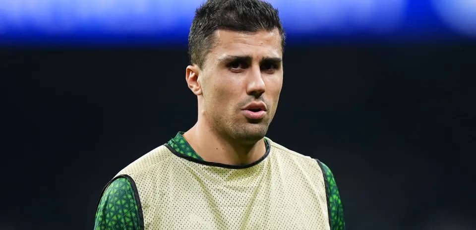 Futbolchi treningda, sport formasida to'plangan