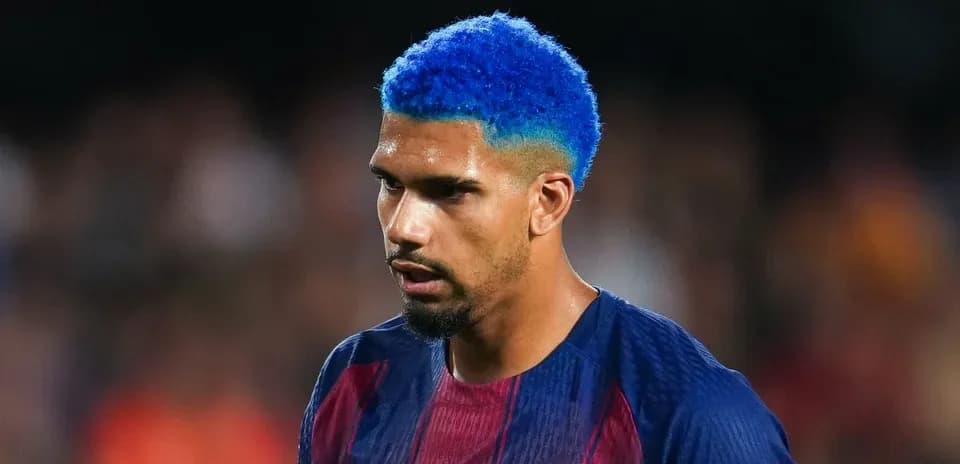 Futbolchi o'yinda, ko'k sochli futbolka kiygan