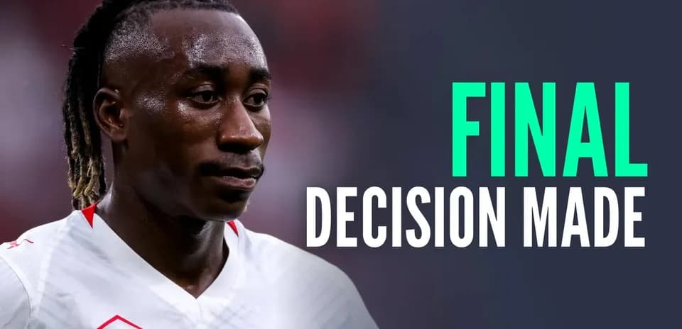 Futbolchining o'yin paytida yaqin planda
