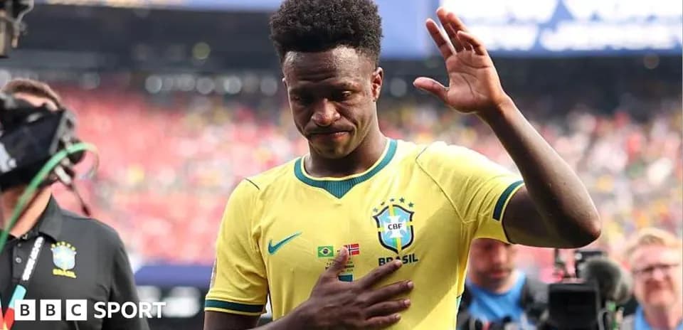 Futbolchi Braziliya formasi bilan sahnadan chiqmoqda