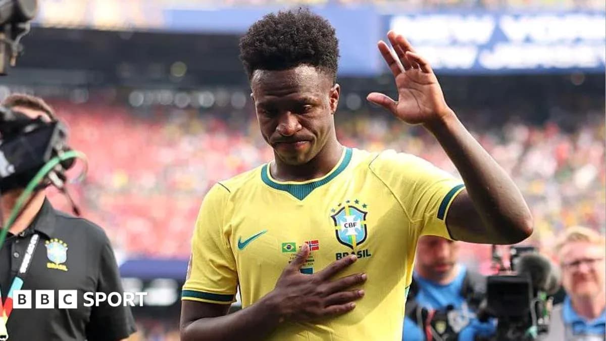 Futbolchi Braziliya formasi bilan sahnadan chiqmoqda