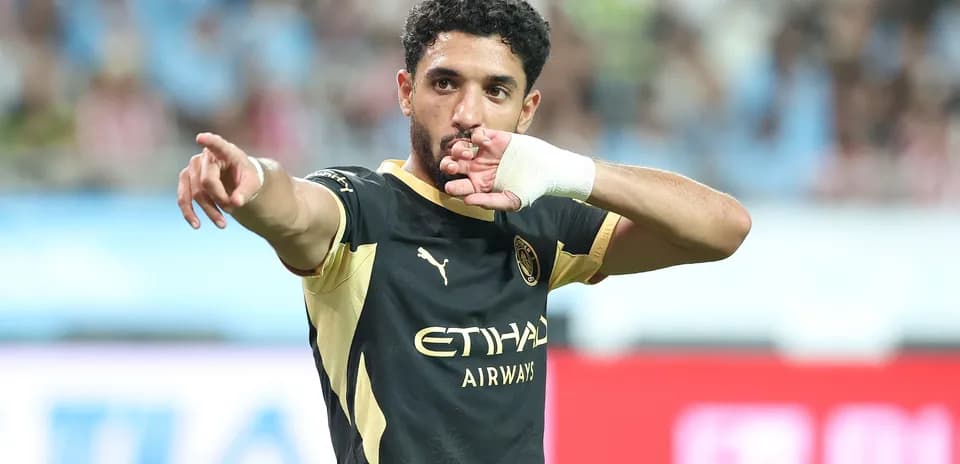 Futbolchi gol urishdan keyin qo'lini ko'taradi