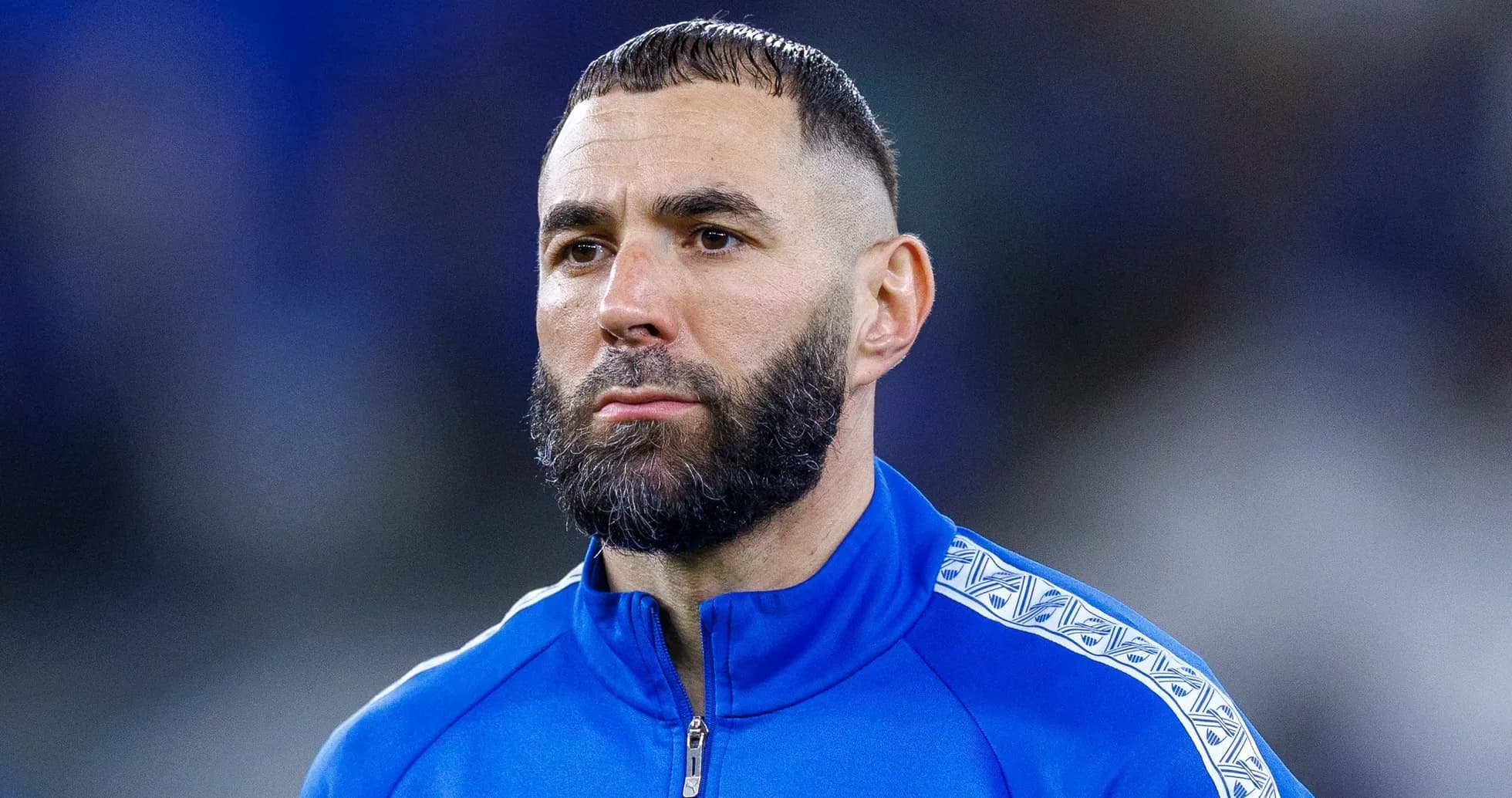 Futbolchi ko'k trening kostyumida maydonda