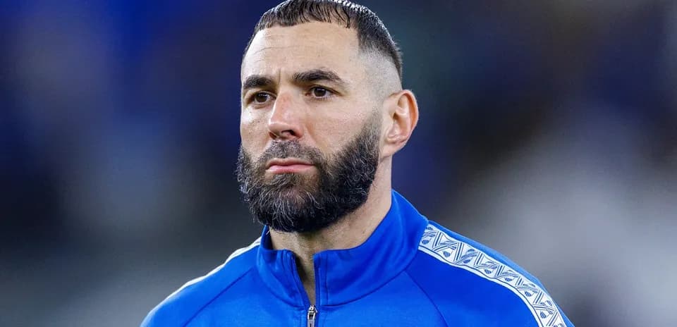 Futbolchi ko'k trening kostyumida maydonda