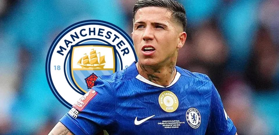 Futbolchi Manchester City logosi fonida harakatda