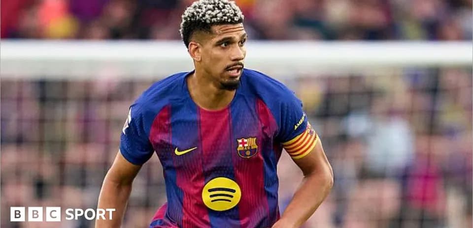 Futbolchi maydonda harakatlanmoqda, Barcelona formasi
