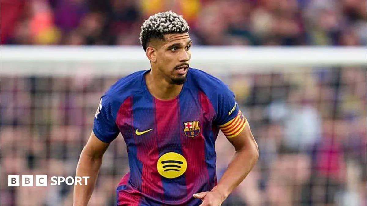 Futbolchi maydonda harakatlanmoqda, Barcelona formasi