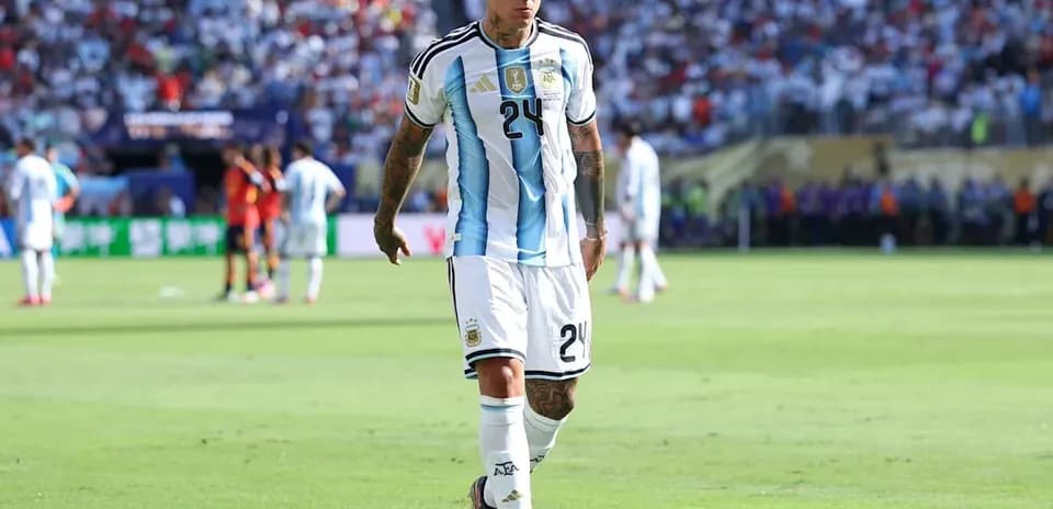 Futbolchi Argentina formasida maydonda yurib bormoqda
