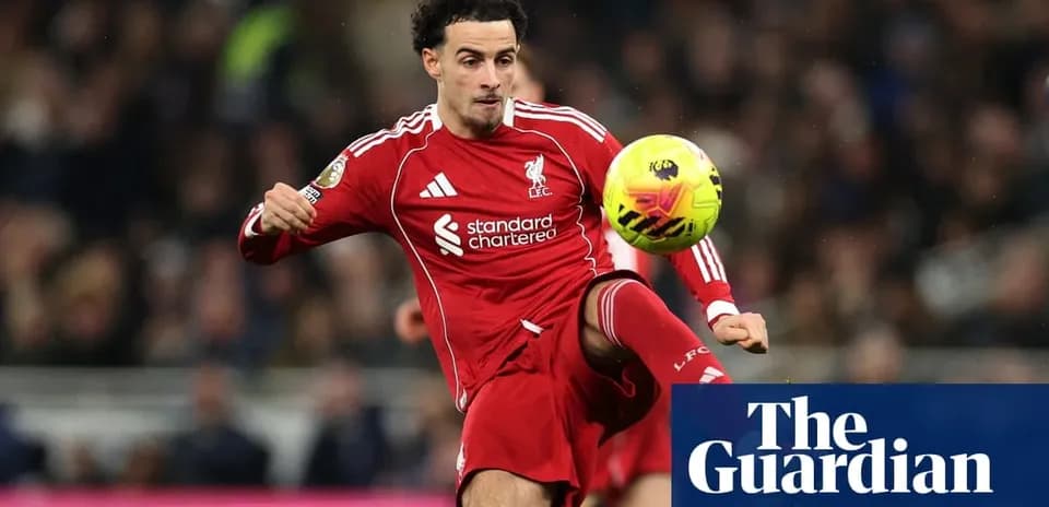 Futbolchi Liverpool formasida to'pni nazorat qilmoqda