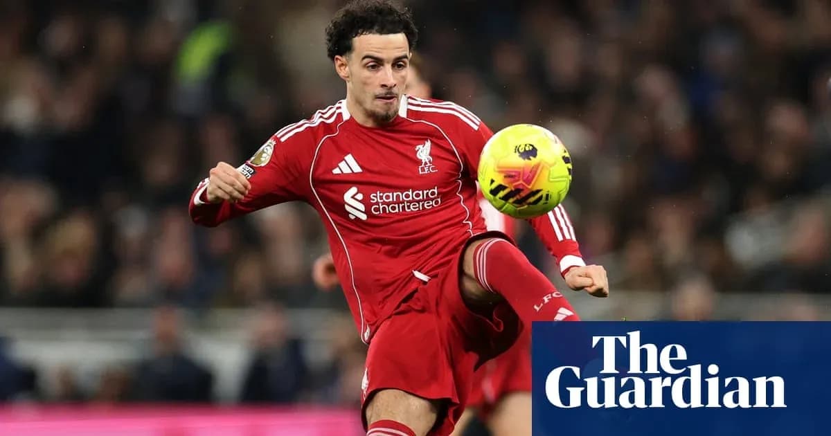 Futbolchi Liverpool formasida to'pni nazorat qilmoqda