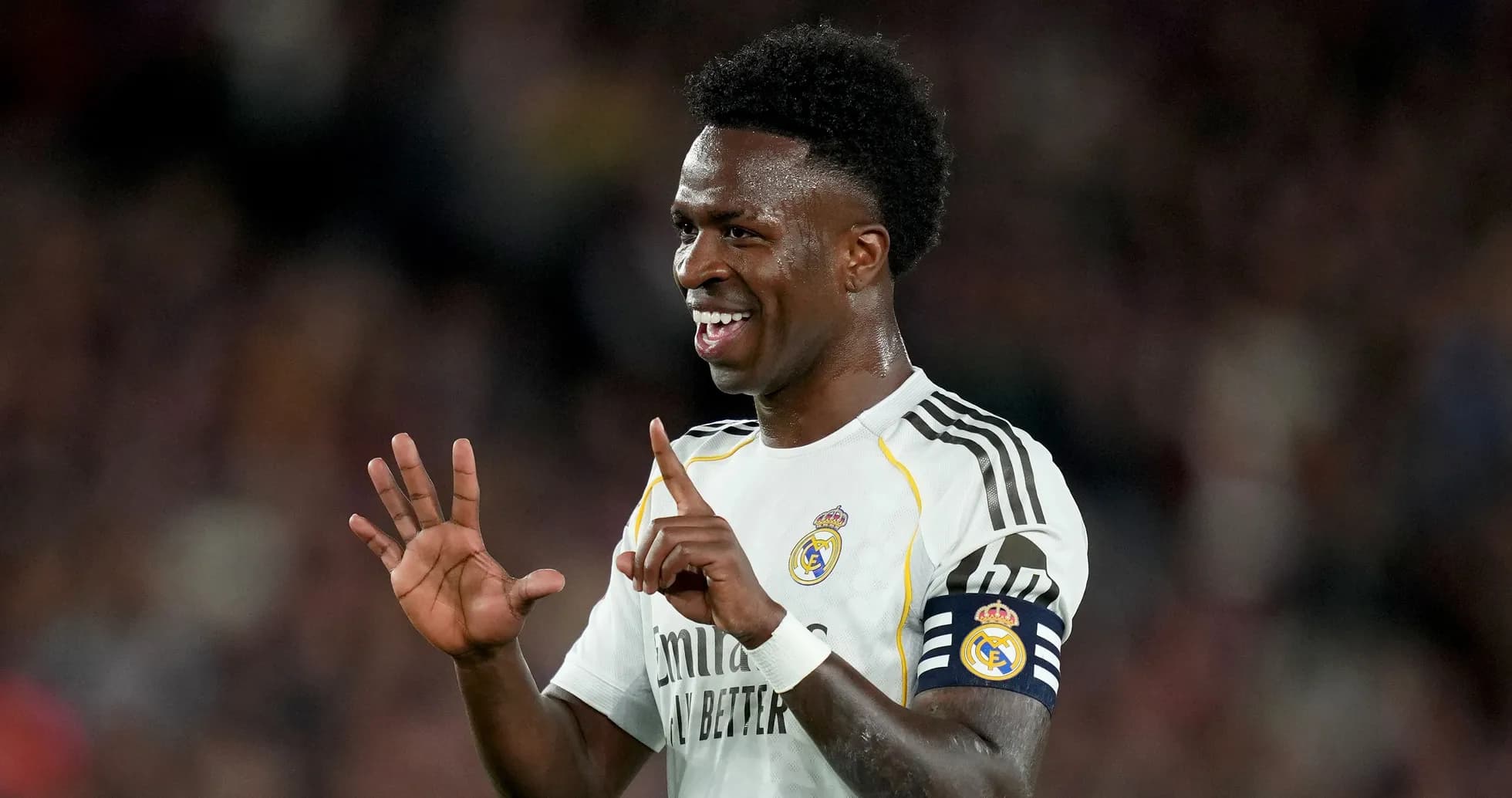 Futbolchi maydonda raqobatlashayotgan paytda