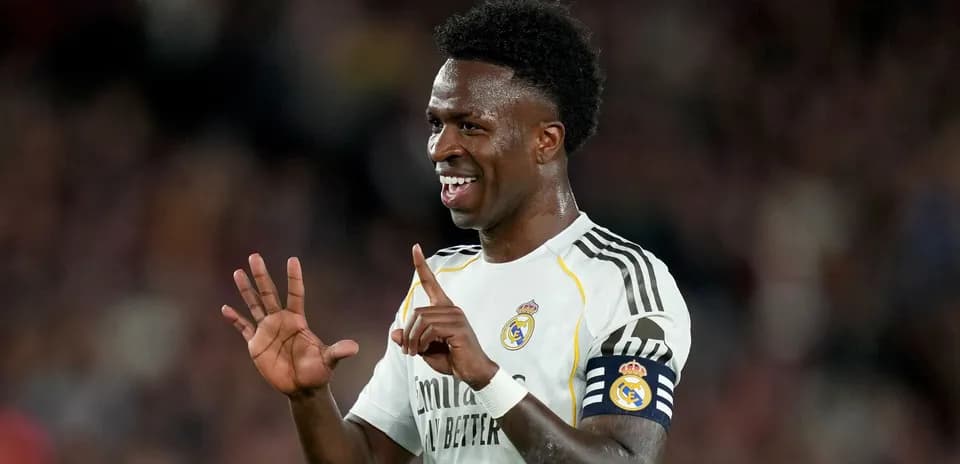 Futbolchi maydonda raqobatlashayotgan paytda