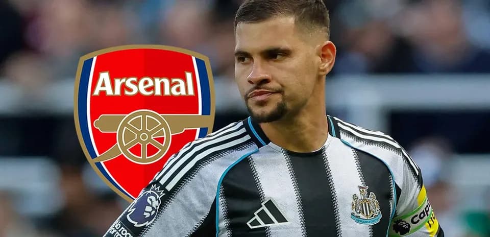 Futbolchi Arsenal logosi bilan maydonda