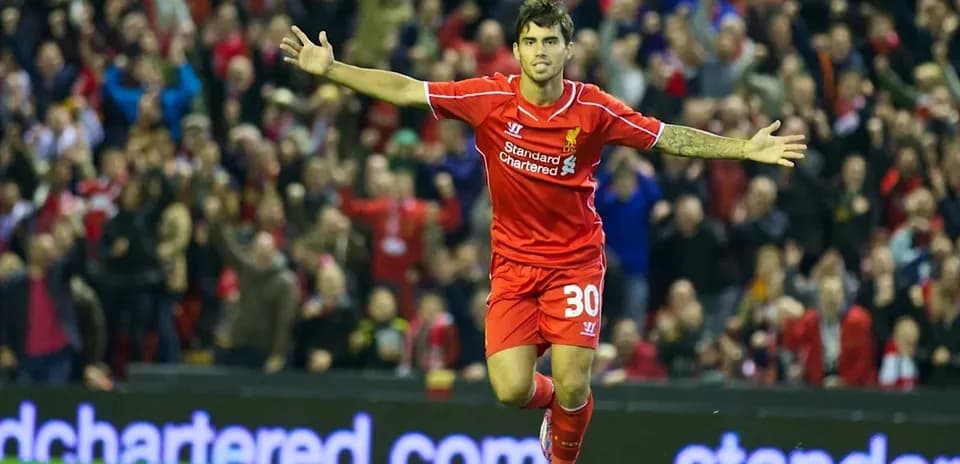 Futbolchi goli nishonlayotgan Liverpul o'yinchisi