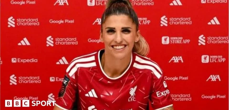 Futbolchi yangi forma bilan o'zini tanishtirmoqda