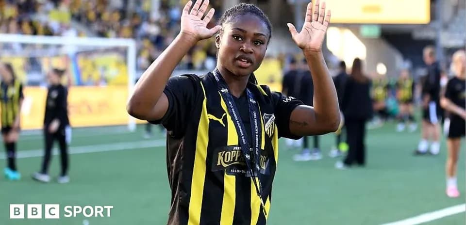 Futbolchi maydonda qo'llarini ko'targan