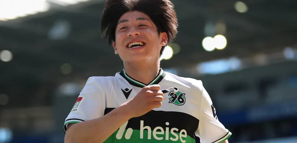 Futbolchi gollarni nishonlayotgan quvonchli harakatda