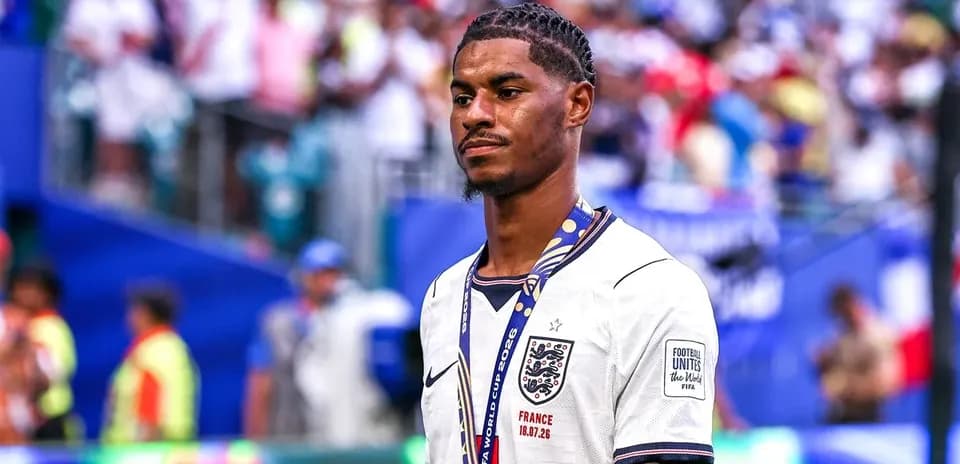 Futbolchi stadionda medal bilan yurgan