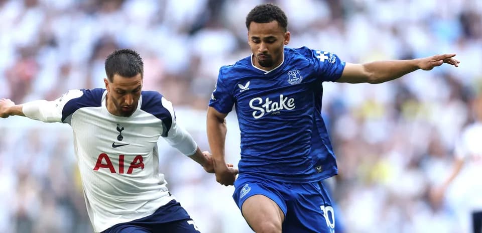 Tottenham and Everton players contesting the ball